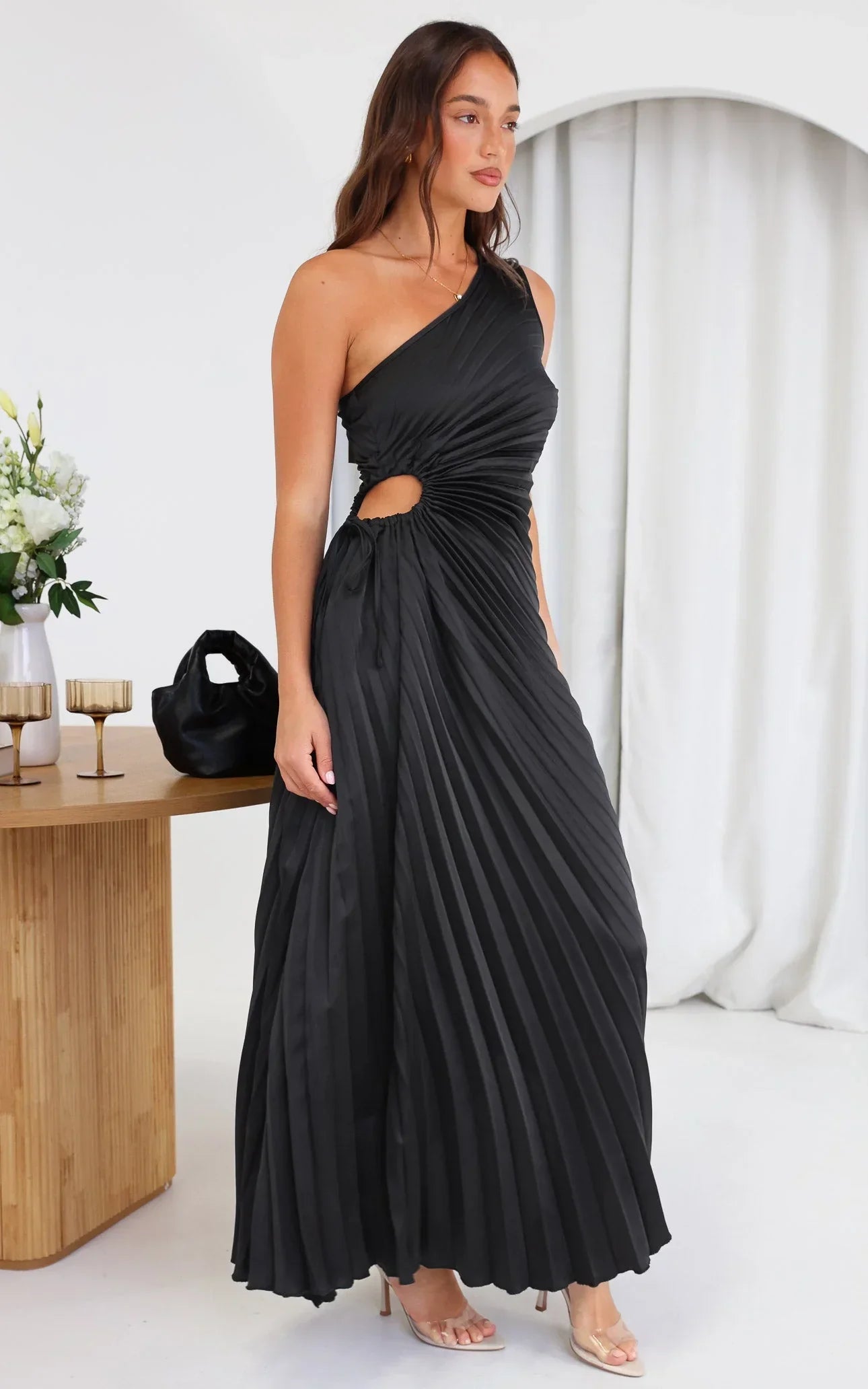Robe midi plissée à une épaule