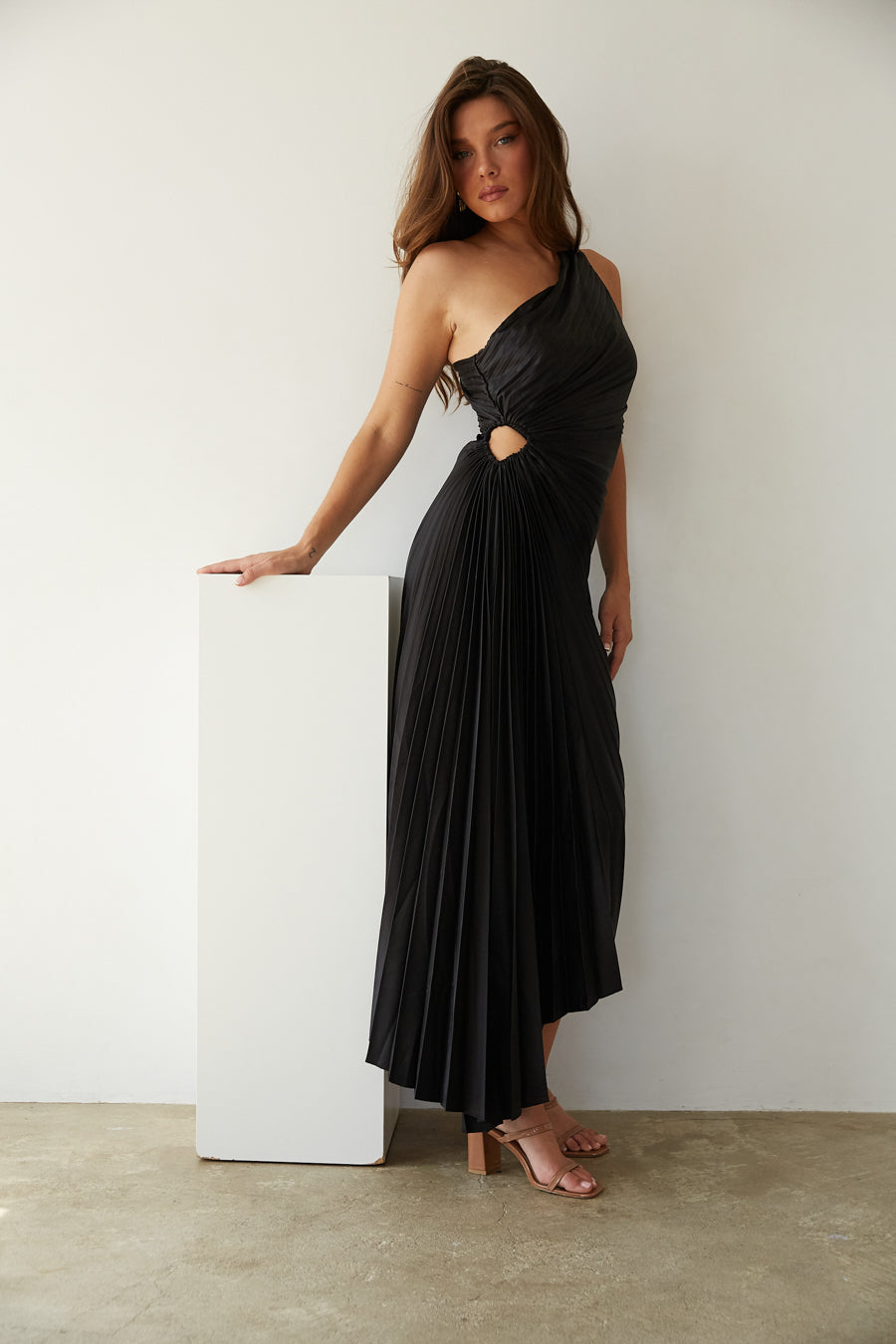 Robe midi plissée à une épaule