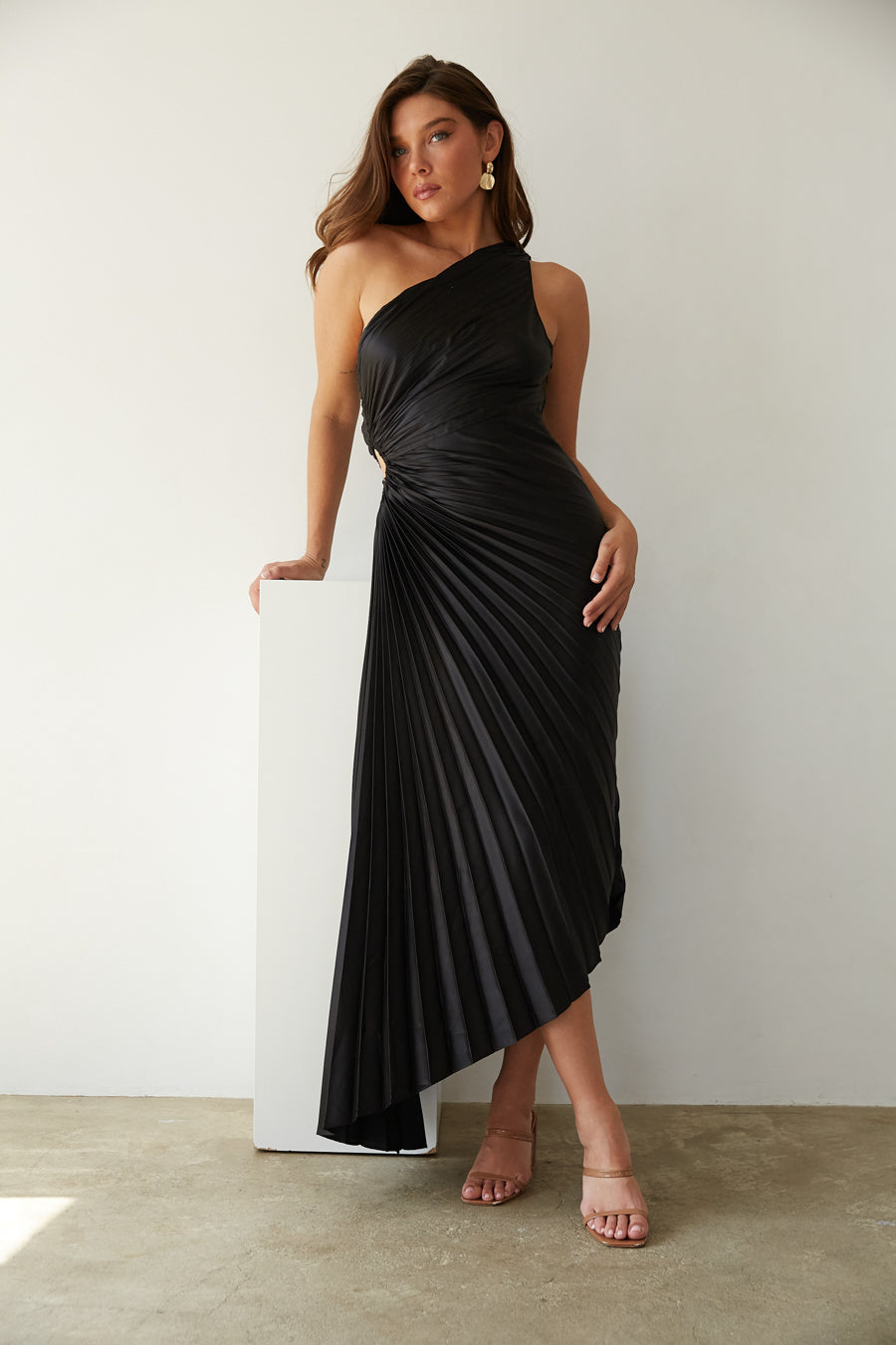 Robe midi plissée à une épaule