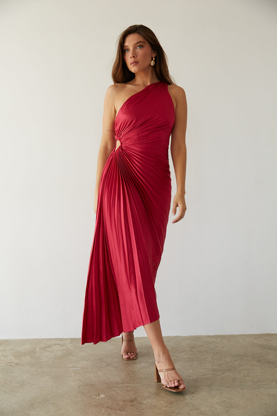 Robe midi plissée à une épaule