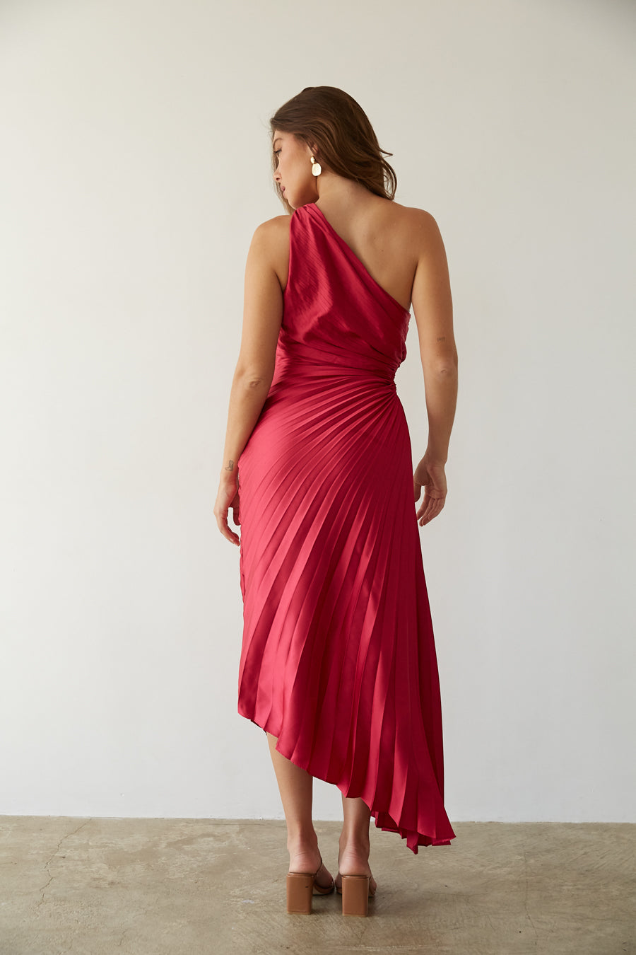 Robe midi plissée à une épaule